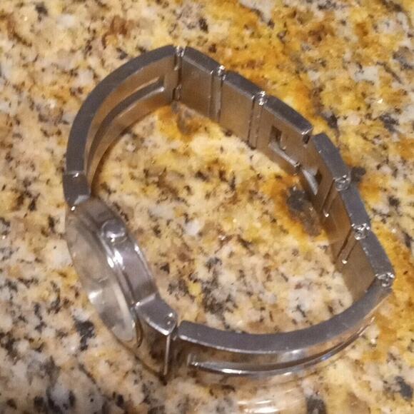 Seiko Silver Tone V700-6L20 Analog Quartz Women's Watch Needs Battery Small - Picture 4 of 6